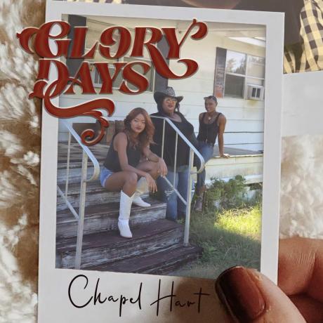 chapel hart glory days skivomslag, bandmedlemmar sitter på en veranda