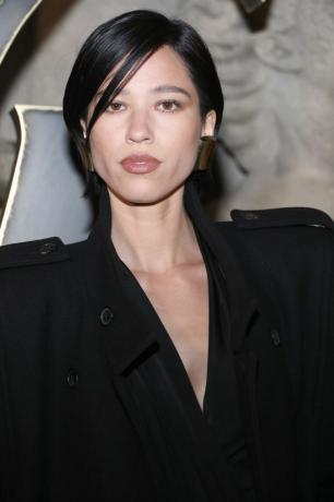 paris, frankrike 28 februari redaktionell användning endast för icke-redaktionell användning, sök godkännande från modehuset kelsey asbille chow attends the saint laurent damkläder höst vinter 2023 2024 show som en del av paris modevecka den 28 februari 2023 i paris, frankrike foto av pascal le segretaingetty bilder