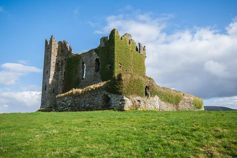 De gamla fördärvar av Ballycarbery slott på ringen av Kerry, Irland