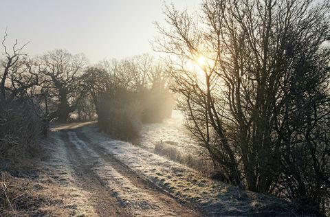 en countrybana på en frostig vintermorgon