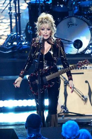 los angeles, kalifornien november 05 inductee dolly parton uppträder på scenen under den 37:e årliga rock roll hall av berömmelse induktionsceremoni på microsoft teater den 5 november 2022 i los angeles, kalifornien foto av jeff kravitzfilmmagi