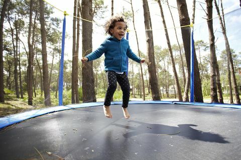 blandad tjej som hoppar på trampolin