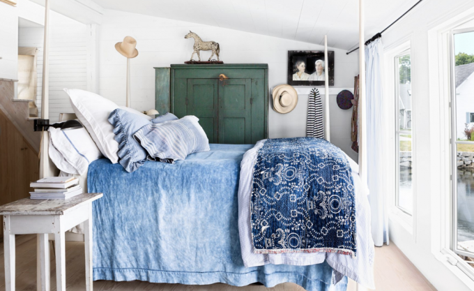 affisch säng med blå sängkläder