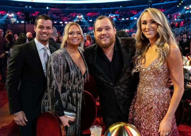 Brendan mcloughlin, miranda lambert, luke combs och nicole combs sågs under 65:e grammy awards