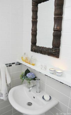 pIngen fåfänga, inga problem! Lägg bara till en av a href" http: www.housebeautiful.comlifestyleorganizing-tipsg2784ikea-bathroom-hacks? slide1" target" _blank" IKEA: s svävande tavellister är under spegeln och ovanför diskbänken för en praktisk plats att behålla din parfym samling och bomullspinnar.ppem data-redactor-tag" em" a href" http: www.yasamstil.com201306banyo-ilham" target" _blank" Se mer på Yasam Stil »aemp