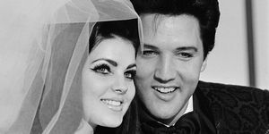 original bildtext 511967 las vegas, nv sångaren elvis presley och hans brud priscilla ann beaulieu, poserar för fotografering efter deras bröllop på aladdin hotel presley, 31, träffade sin 22-åriga brud när han var stationerad i Tyskland under sin armé service