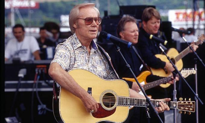 nashville 1999 countrymusiksångare låtskrivaren george jones uppträder på fanfair 1999 i nashville, tennessee foto av beth gwinngetty images