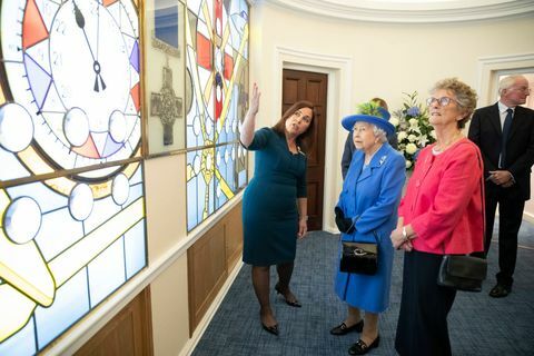 Drottningen besöker Royal Air Force Club för att markera sitt hundraårsår