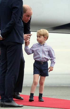 Dåligt prins George får Pep-prat från prins William när kungliga familjen anländer till Polen