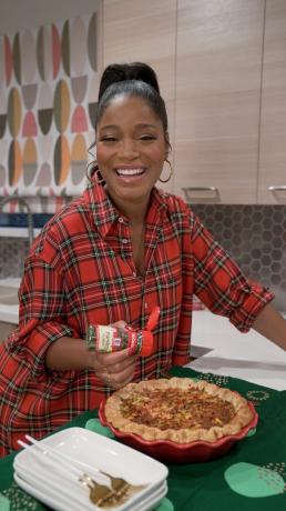 keke palmer strö persilja på quiche vid köksbänken