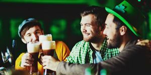 glada killar med glas skummande öl spenderar tid på puben