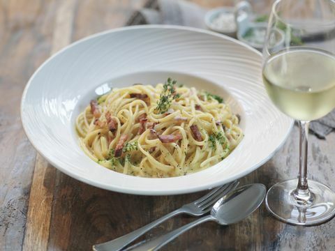 Linguini carbonara tillverkad med rökt pancetta, färska ägg, muskot, grädde, parmesanost och svartpeppar