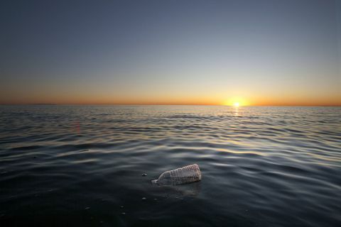 Plastflaska som svävar på havet