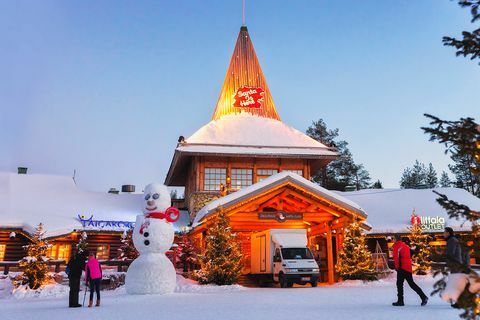 Snögubbe på Santa Office i Santa Village Rovaniemi Lapland kväll