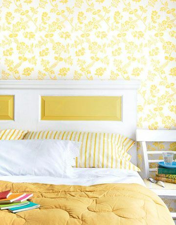 gul och vit säng