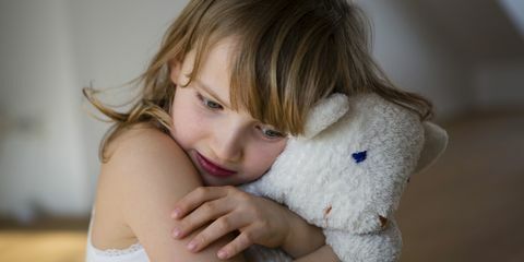 Ung tjej som kramar leksakbjörn