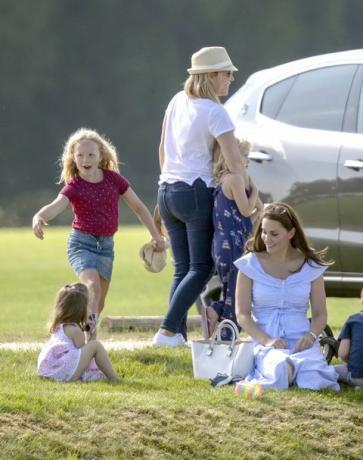 Prins George och prinsessan Charlotte Spela med Kate Middleton