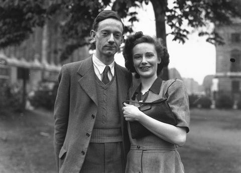 Christopher Robin och fästmannen Lesley de Selincourt 1948