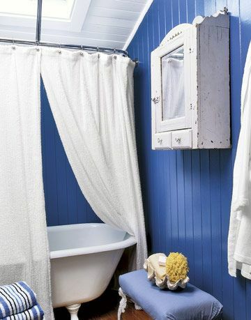 blått badrum med vita accenter