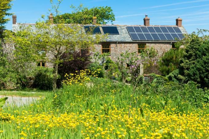 solpaneler och takvärmeväxlare för varmvatten på en tidstypisk fastighet i Cornwall, södra england, Storbritannien