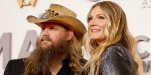 Nashville, Tennessee 9 november chris stapleton och morgane stapleton deltar i den 56:e årliga CMA utmärkelser på bridgestone arena den 9 november 2022 i Nashville, Tennessee foto av jason kempingetty bilder