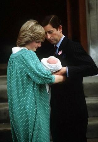 Prinsessan Diana och prins Charles med deras nyfödda son på trappan på St Marys sjukhus, 1982