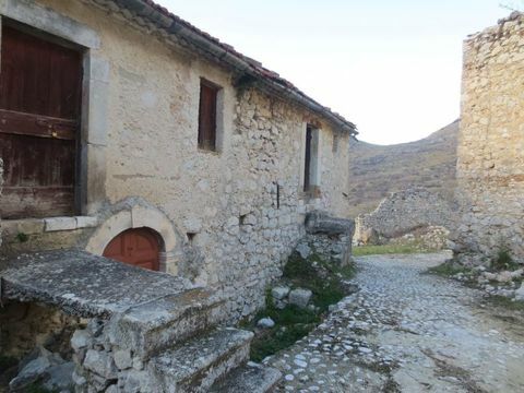 Rustik italiensk by i en idyllisk landsbygdsmiljö säljs