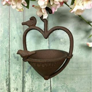 Vintage gjutjärn hjärtformad fågelfrömatare