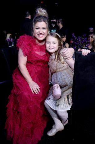 på bilden Kelly Clarkson och River Rose Blackstock deltar i 2022 Peoples Choice Awards som hålls på barkern hangar den 6 december 2022 i santa monica, kalifornien foto av mark von holdene entertainmentnbc via getty bilder