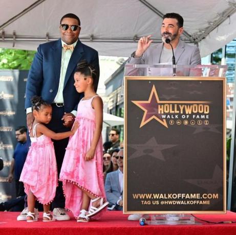 komikern och skådespelaren Kenan Thompson lyssnar när josh server tilltalar publiken vid sin stjärnceremoni i Hollywood Walk of Fame den 11 augusti 2022 i Hollywood, Kalifornien Thompsons utmärkelse kommer att göra honom till den 2 728:e stjärnan i Hollywood Walk of Fames TV-kategori foto av frederic j brown afp foto av frederic j brownafp via getty bilder