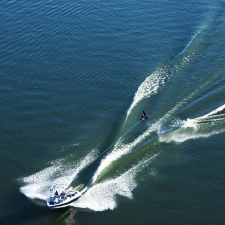 en atletisk wakeboardåkare hoppar efter