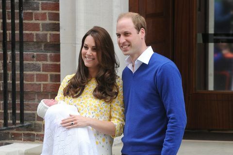 Hertigen och hertuginnan av Cambridge lämnar sjukhuset med deras nyfödda flickan