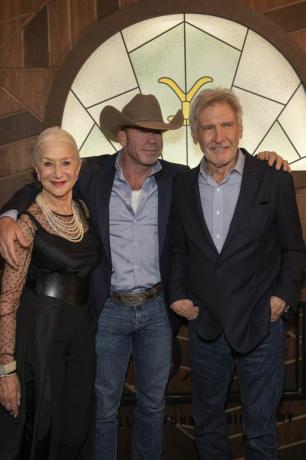 las vegas, nevada december 03 Helen Mirren, Taylor Sheridan och Harrison Ford deltar i 1923 års Las Vegas premiär på extra teatern i wynn las vegas den 3 december 2022 i las vegas nevada foto av shy mcgrathwireimage