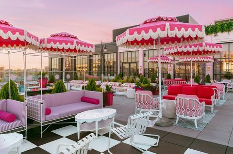 utomhusbar med rosa kammusslade paraplyer