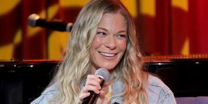 leann rimes talar på scenen på en kväll med leann rimes på grammymuseet den 31 maj 2022 i los angeles, kalifornien foto av rebecca sappgetty bilder för inspelningsakademin