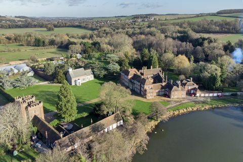 flygel i behov av renovering på Lullingstone slott till salu