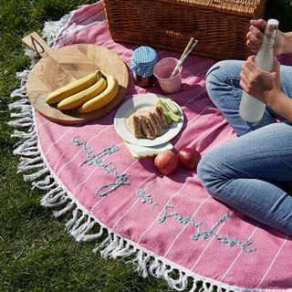 Handbroderad picknickfilt